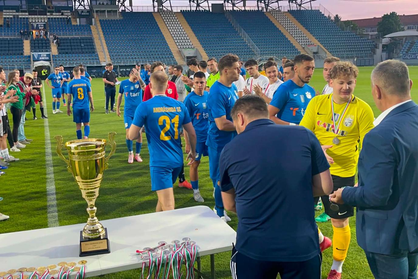 Visszatekint�s a Kupad�nt�re